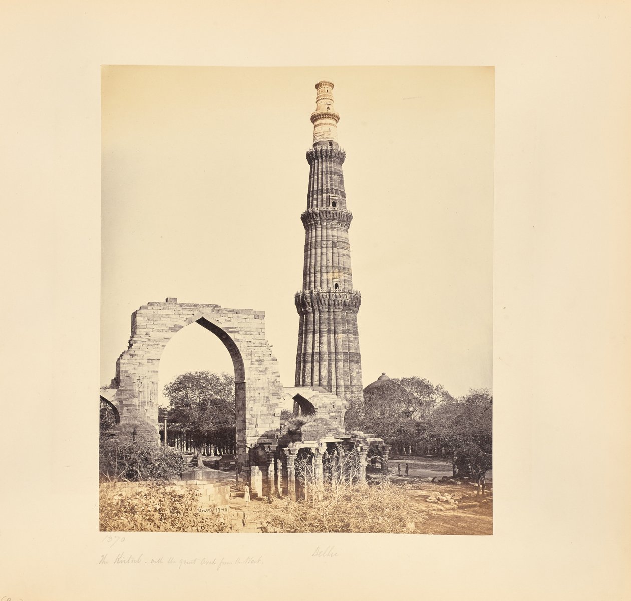 Delhi; De Kutub Minar, met de Grote Boog, vanuit het westen door Samuel Bourne