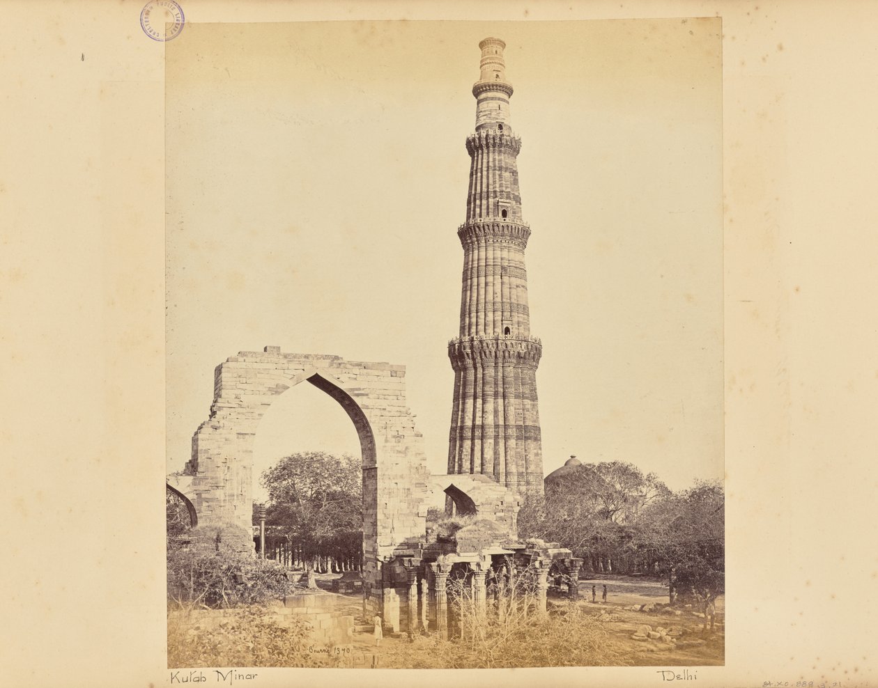 Delhi; de Kutub Minar, met de Grote Boog, vanuit het westen door Samuel Bourne