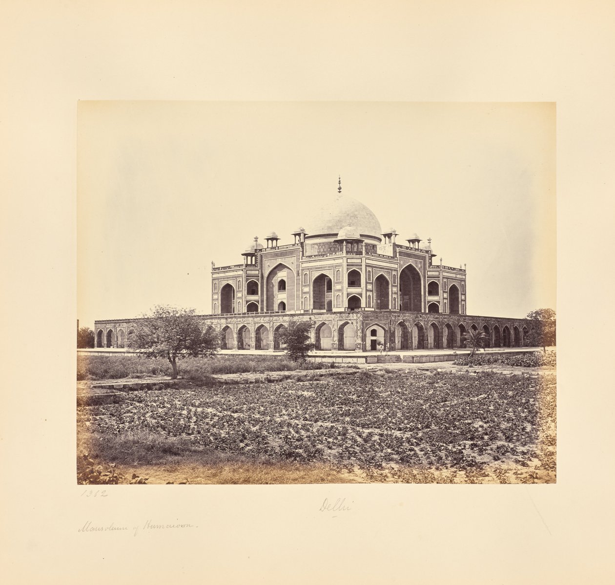 Delhi; het mausoleum van keizer Humayun door Samuel Bourne