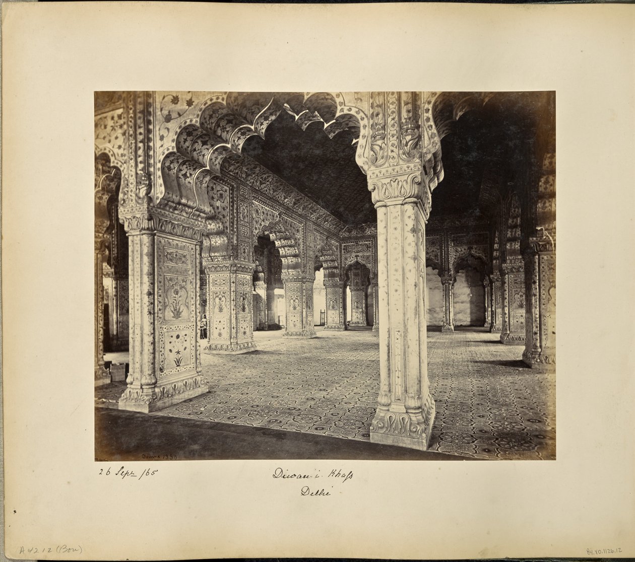 Delhi; het paleis, interieur van de Diwan-i-Khas door Samuel Bourne