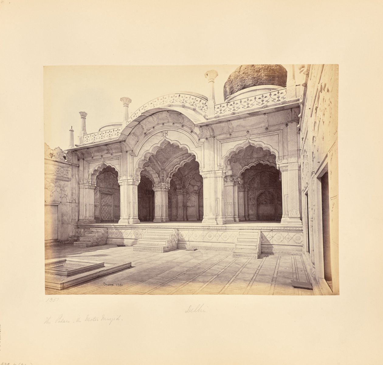 Delhi; het paleis, de Moti Masjid (Parelmoskee) door Samuel Bourne