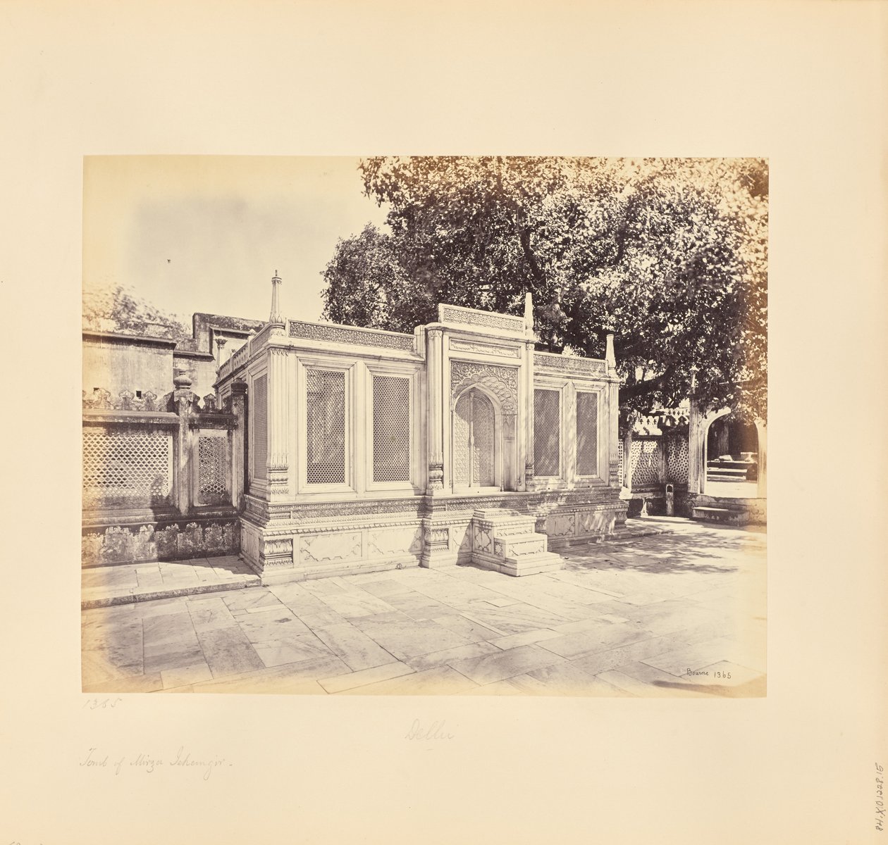 Delhi; het graf van Mirza Jehangir. Dit is prachtig marmerbeeldhouwwerk door Samuel Bourne