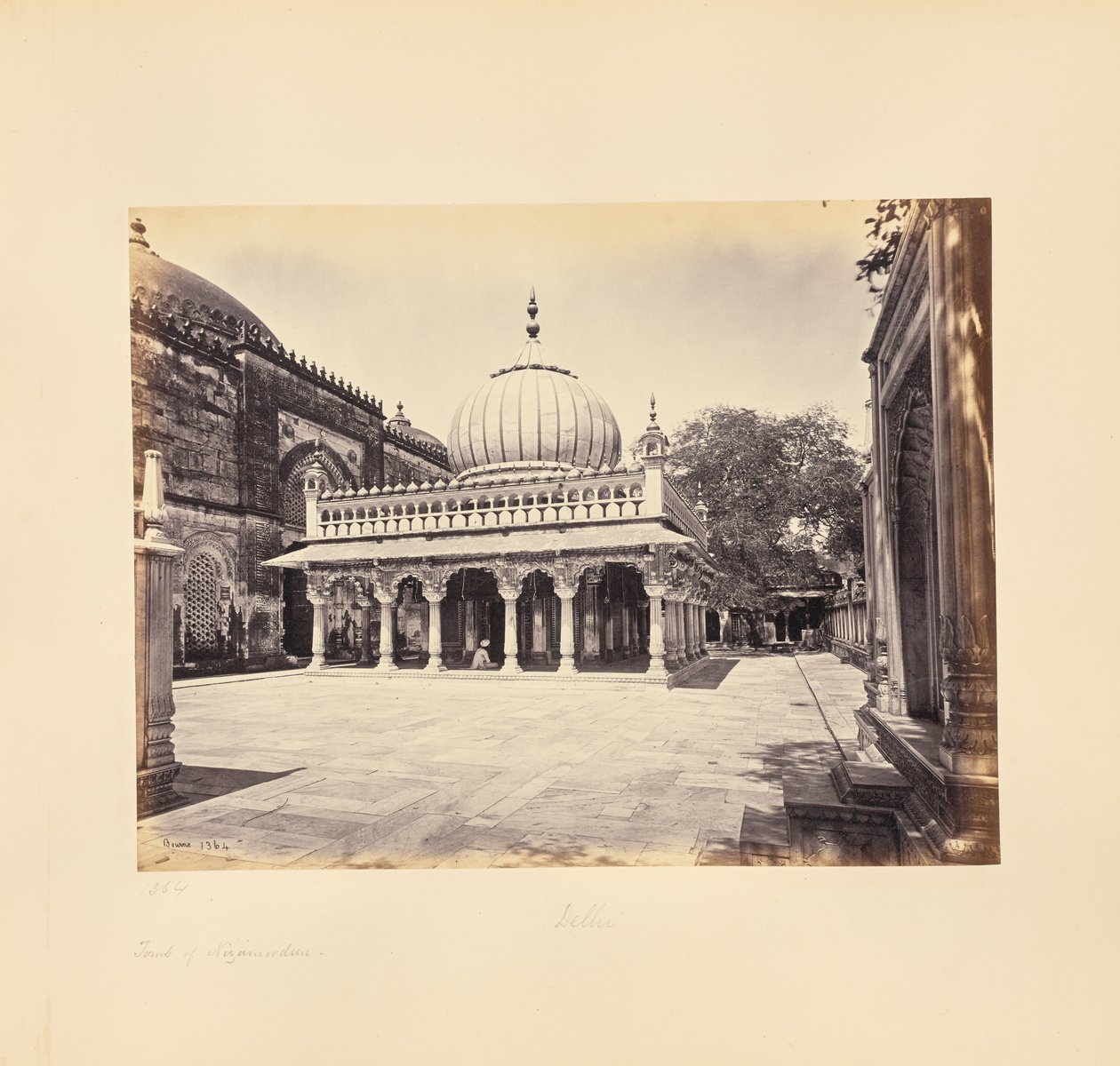 Delhi; het graf van Nizam-ud-Din door Samuel Bourne