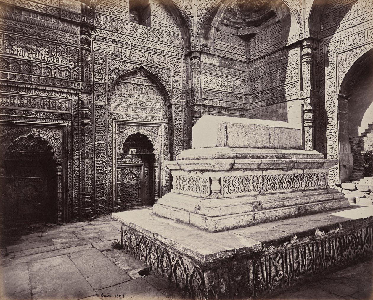 Delhi. Graf van keizer Shums ooo deen Allomsh, bouwer van de Qutb Minar in de ruïnes van het oude Delhi door Samuel Bourne