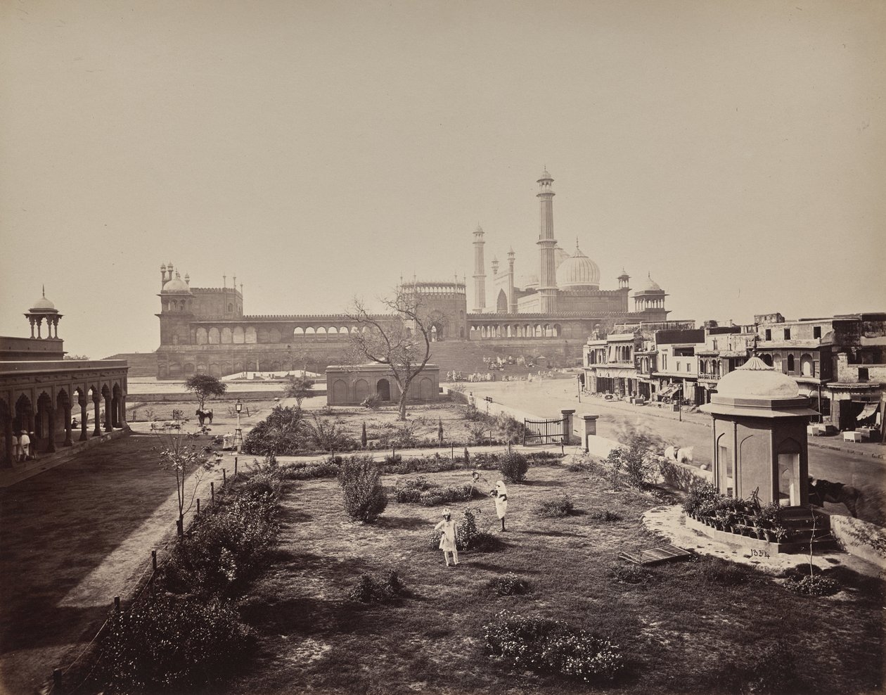 Delhi. Gezicht op de noordzijde van de Jama Masjid, de voornaamste islamitische gebedsplaats door Samuel Bourne