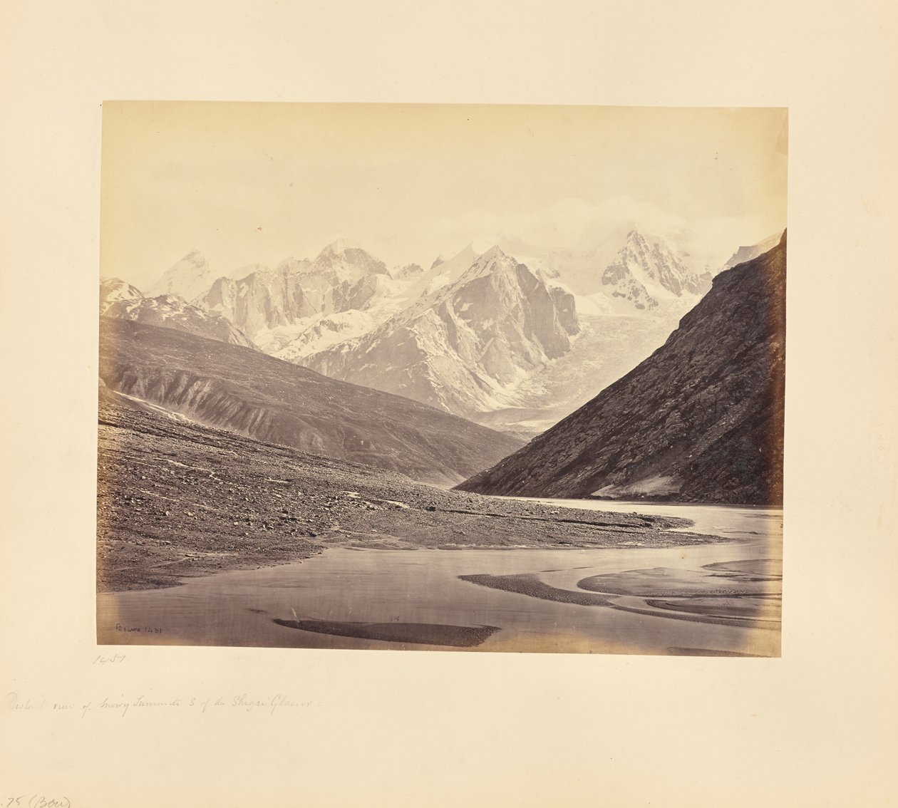 Ver gezicht op de besneeuwde toppen ten zuiden van de Shigri-gletsjer door Samuel Bourne