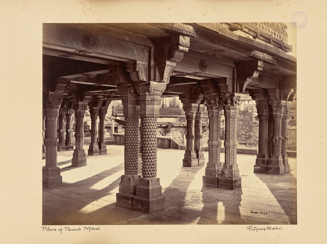 Fatehpur Sikri; gebeeldhouwde zuilen in de Panch Mahal door Samuel Bourne