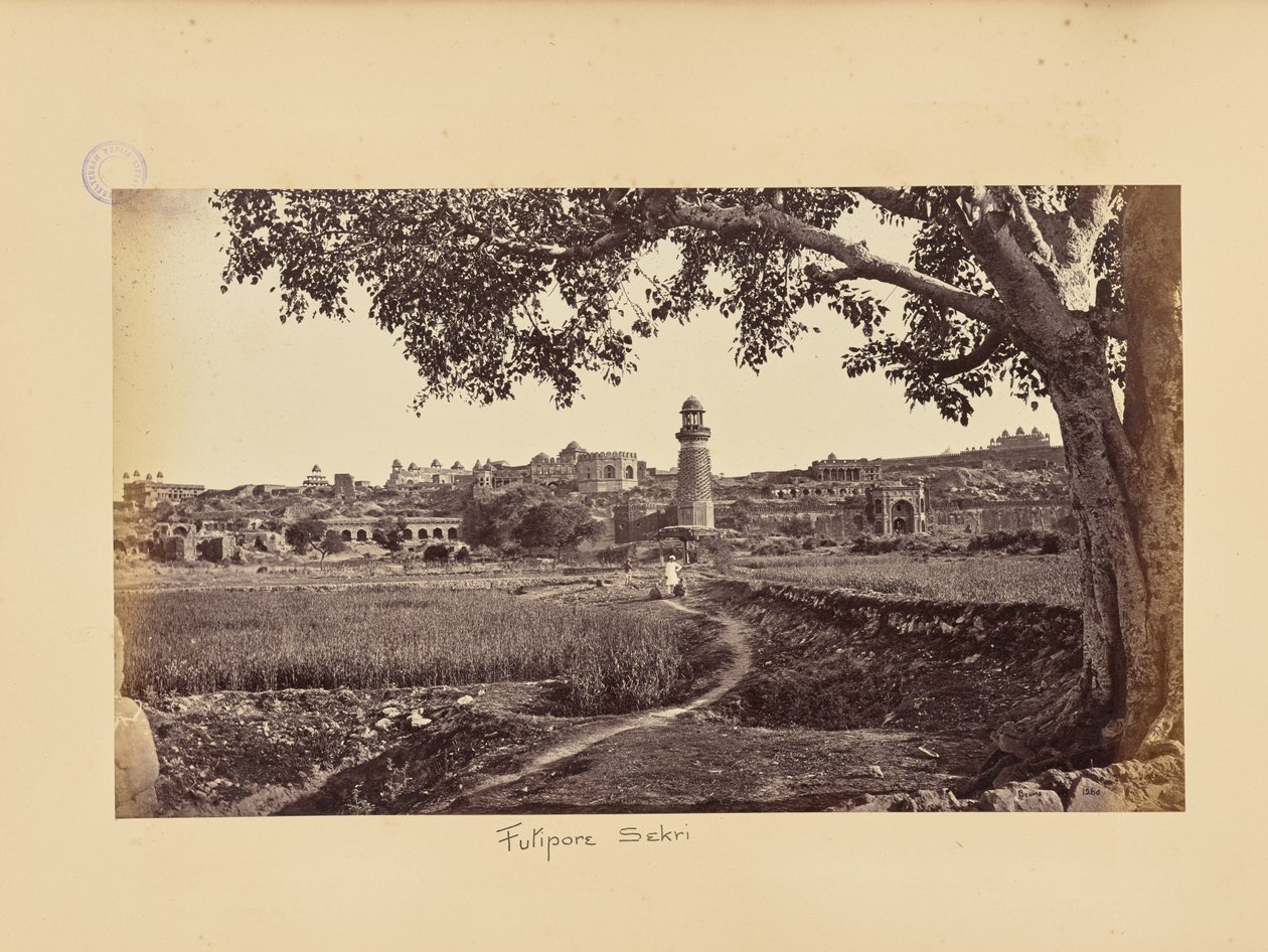 Fatehpur Sikri; algemeen gezicht op de ruïnes (westzijde), vanaf de voet van de heuvel door Samuel Bourne