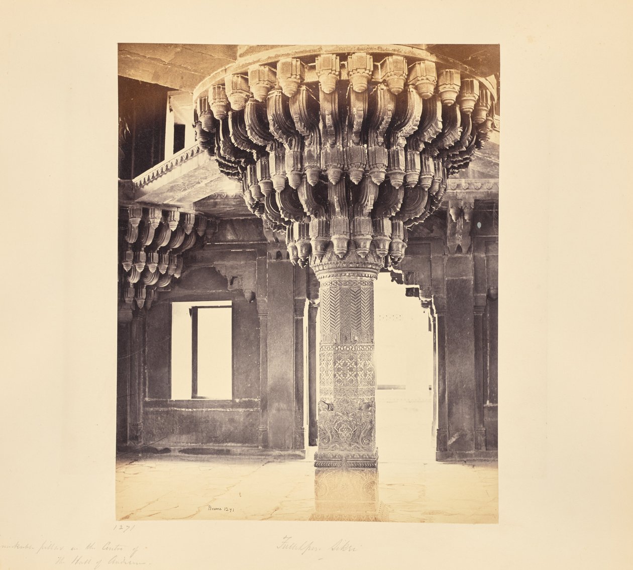 Fatehpur Sikri; opmerkelijke zuil in het midden van de Diwan-i-Khas, of ontvangstzaal door Samuel Bourne
