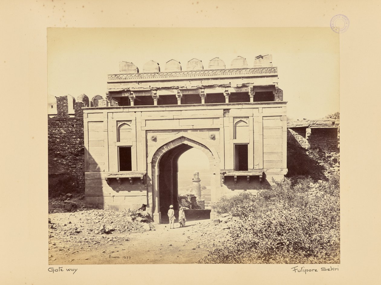 Futtypore Sikri; de olifantentoren, gezien door de olifantenpoort door Samuel Bourne
