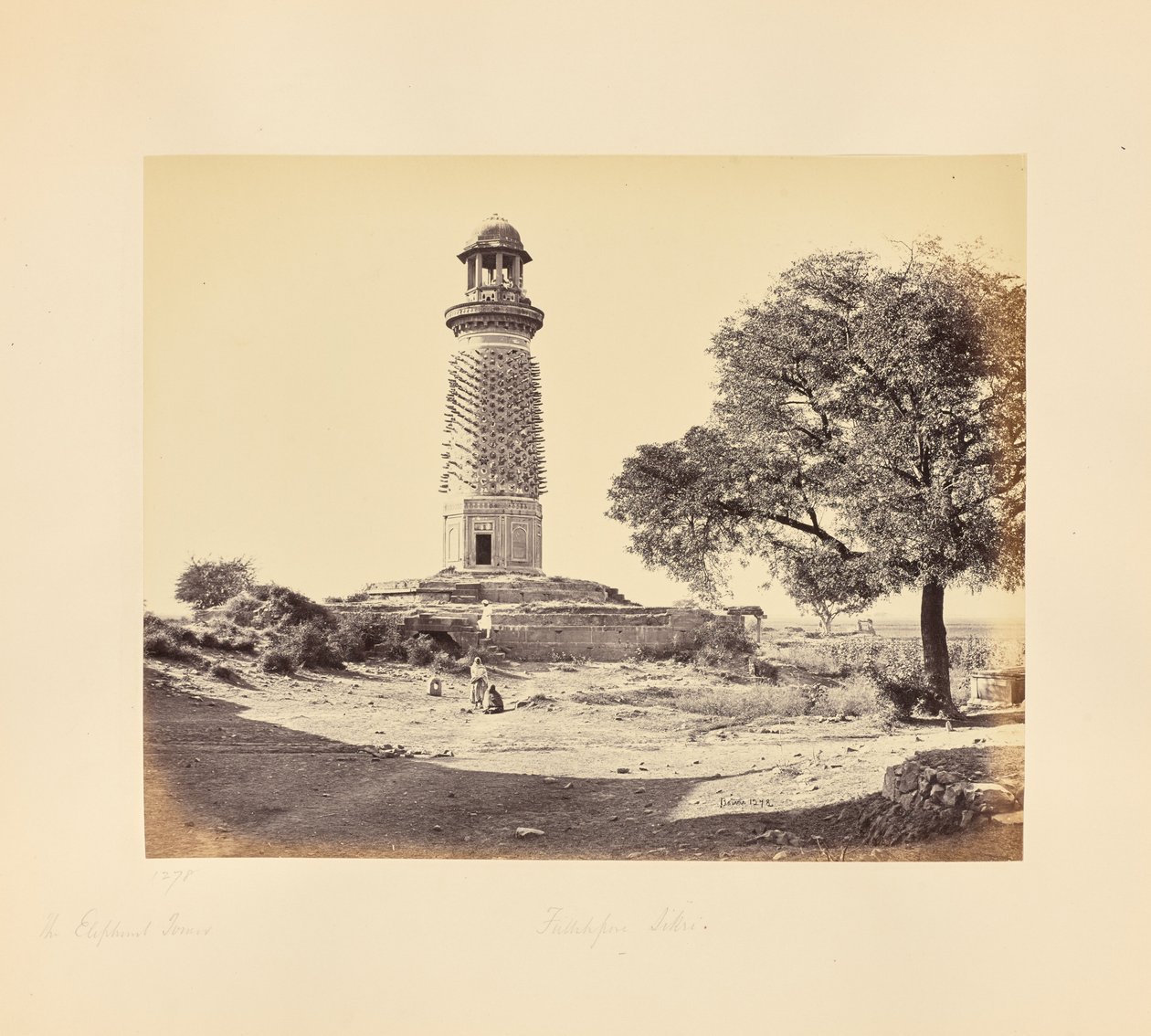 Futtypore Sikri; de Olifantentoren, gezien door de Olifantenpoort, dichtbij door Samuel Bourne