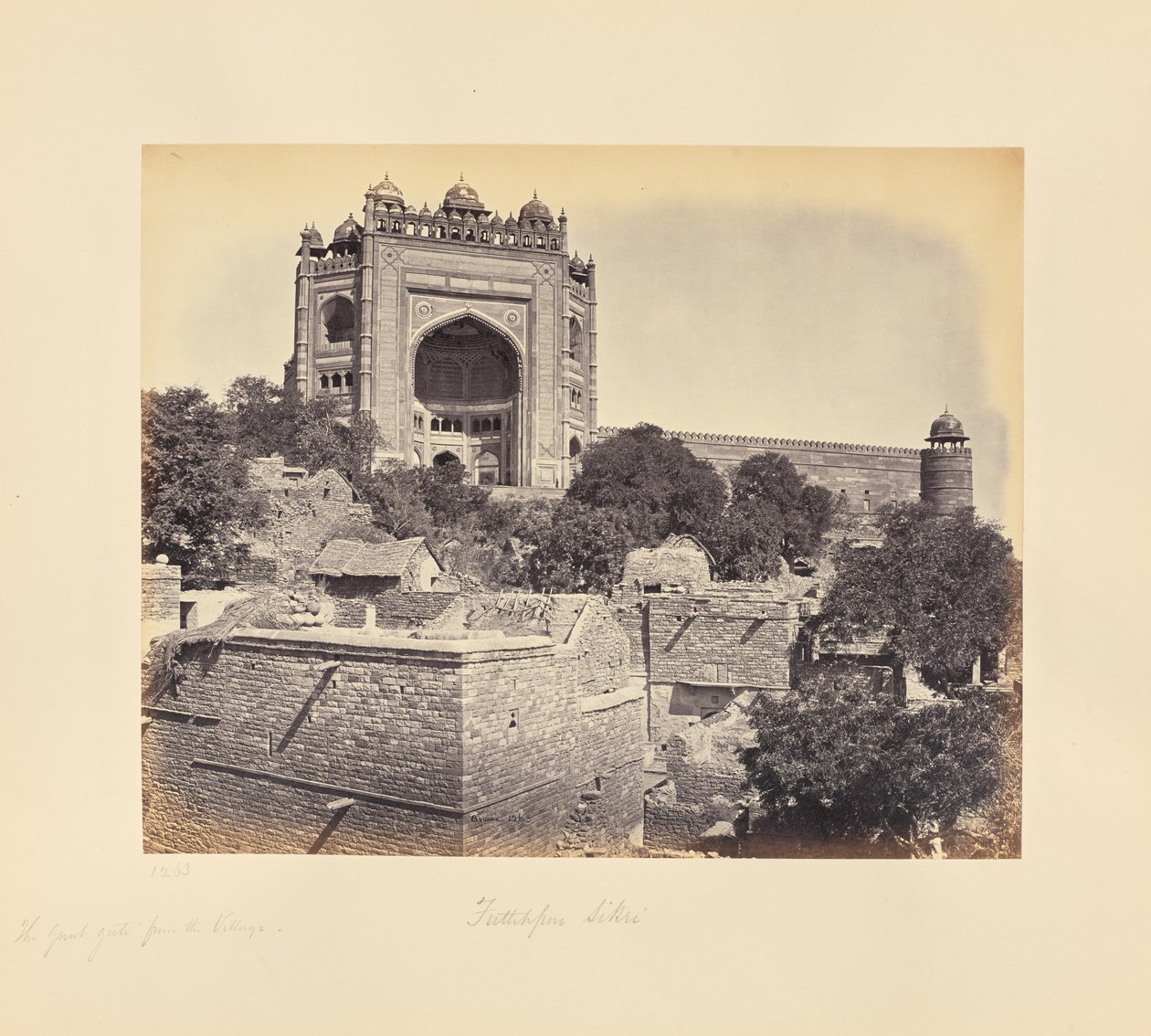 Fatehpur Sikri; de grote poort, gezien vanuit het dorp door Samuel Bourne