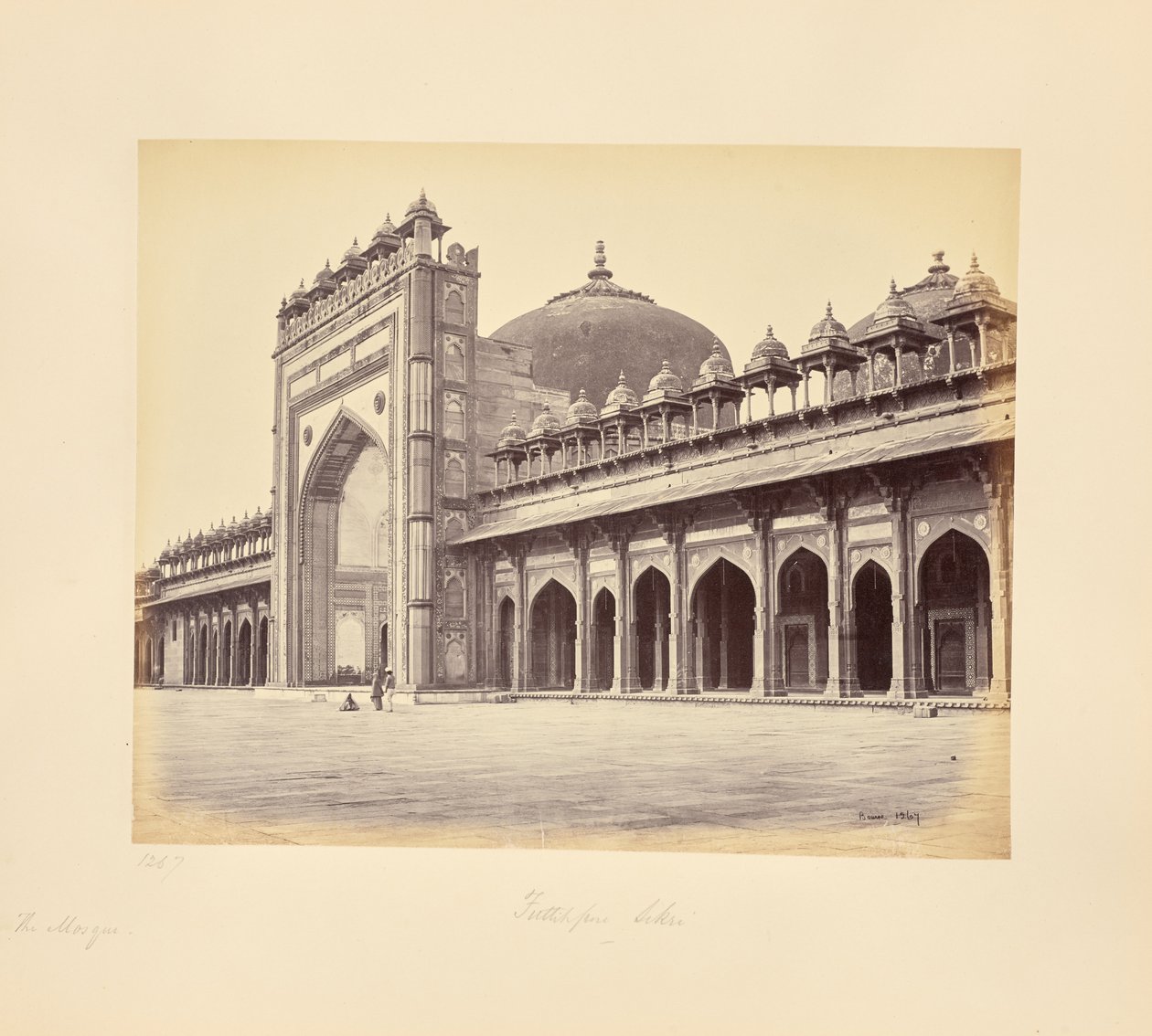 Fatehpur Sikri; de moskee aan de westzijde van de vierhoek door Samuel Bourne