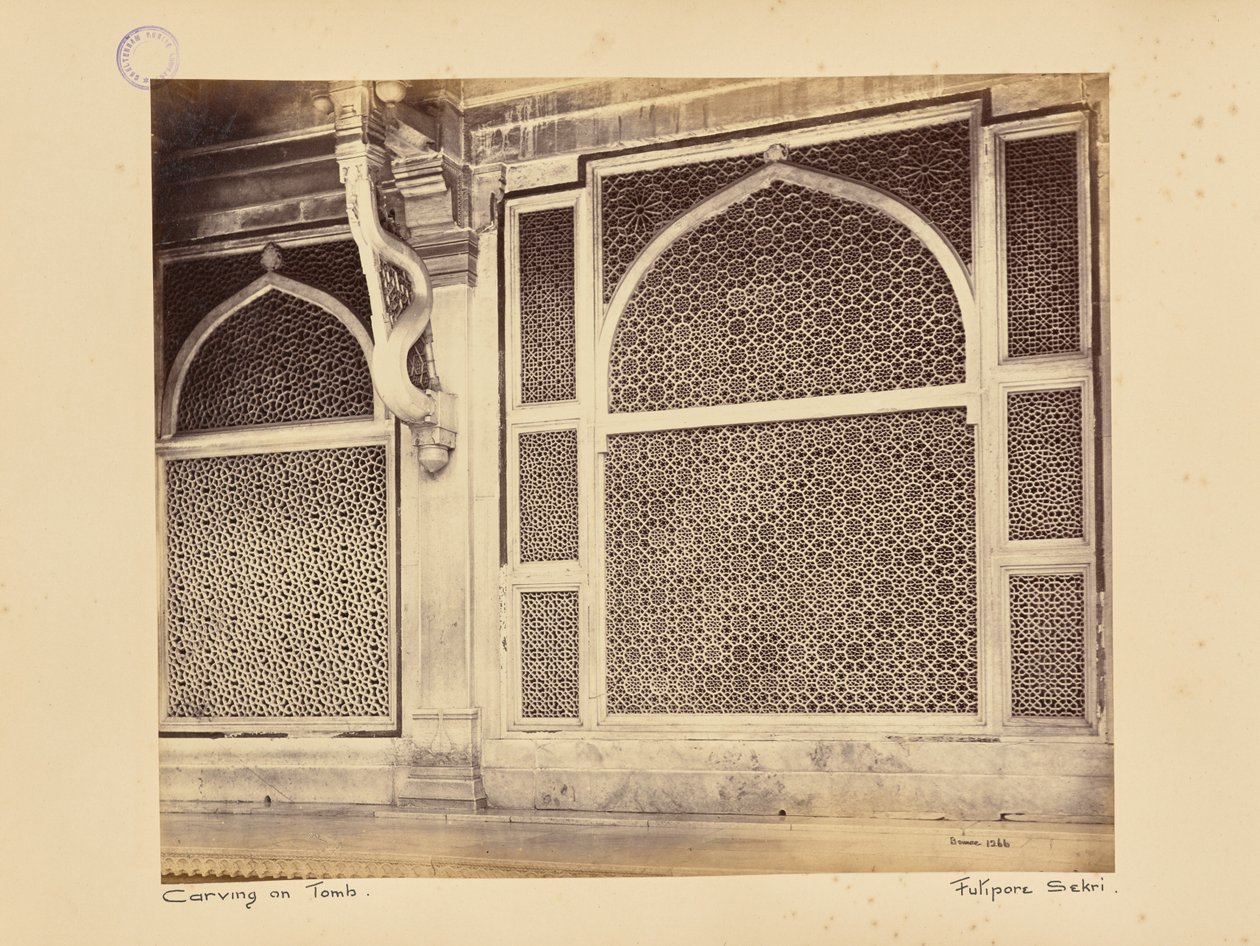 Fatehpur Sikri; twee van de marmeren schermen in het graf van sjeik Selim Chishti door Samuel Bourne
