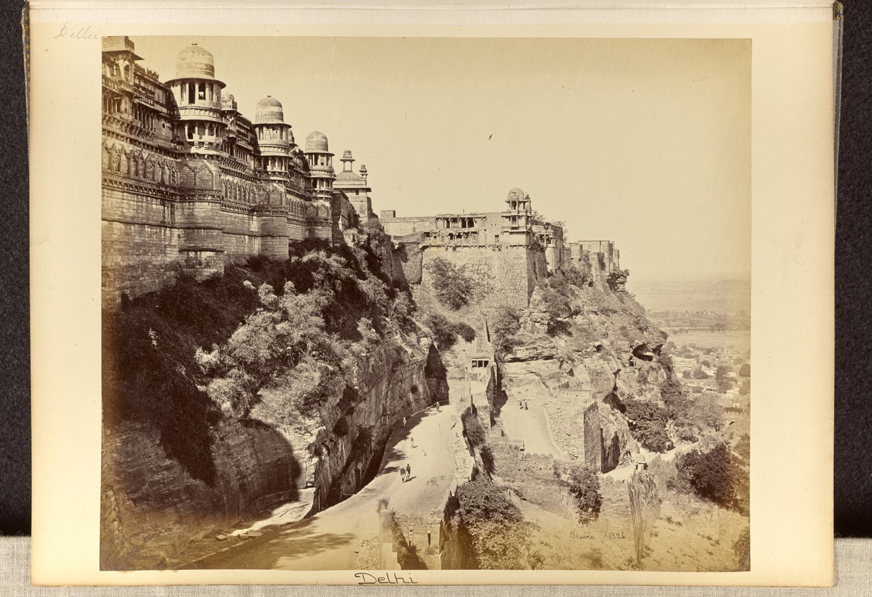 Gwalior; het fort, het paleis en de hoofdingang door Samuel Bourne