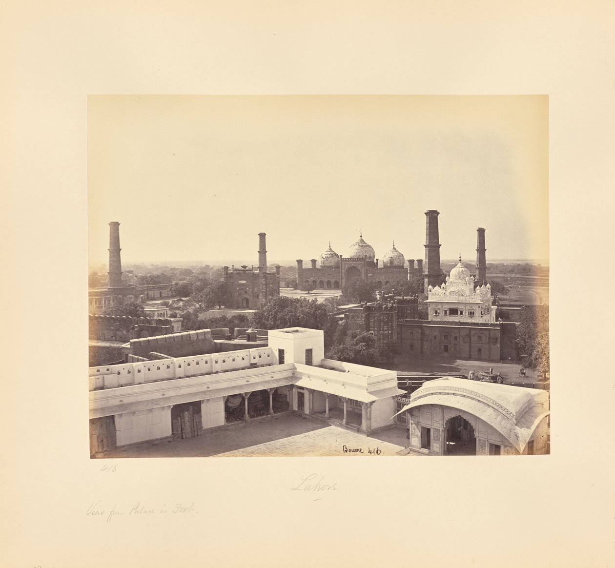 Lahore; uitzicht vanaf het paleis in het fort door Samuel Bourne