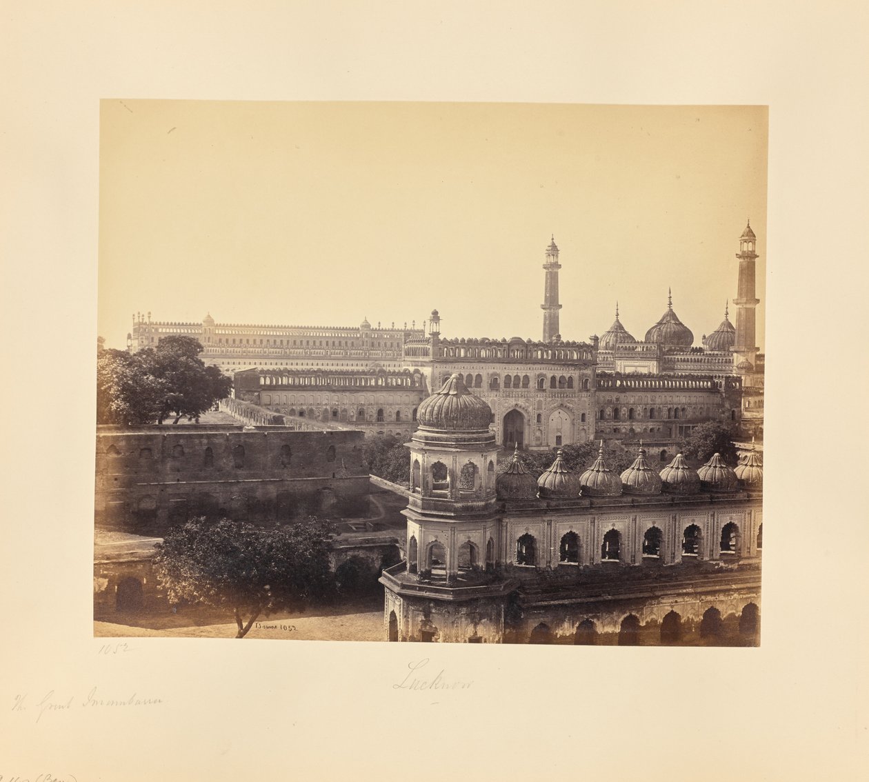 Lucknow; Grote Imambara en moskee door Samuel Bourne