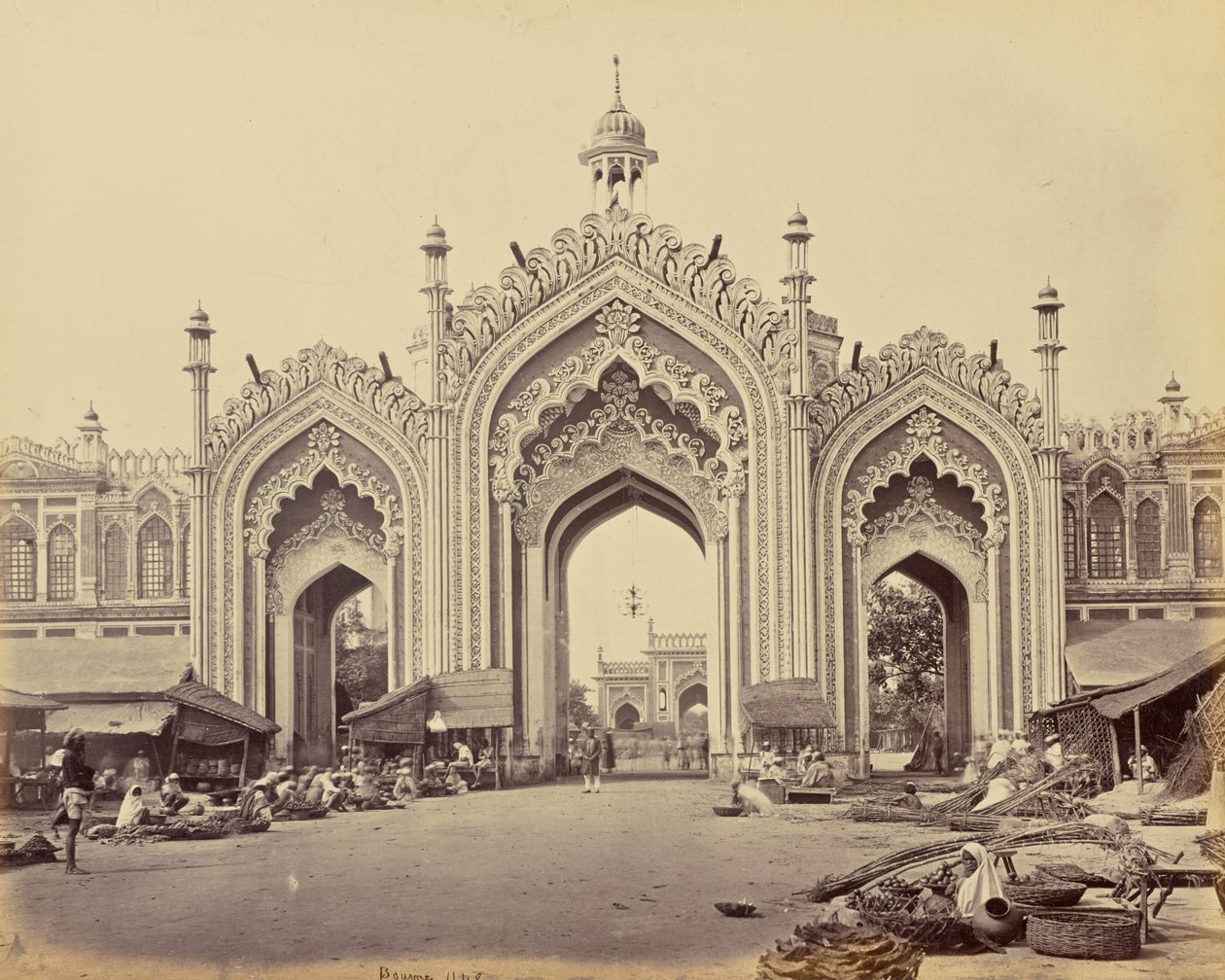 Lucknow; de poort van de Hooseinabad-bazaar door Samuel Bourne