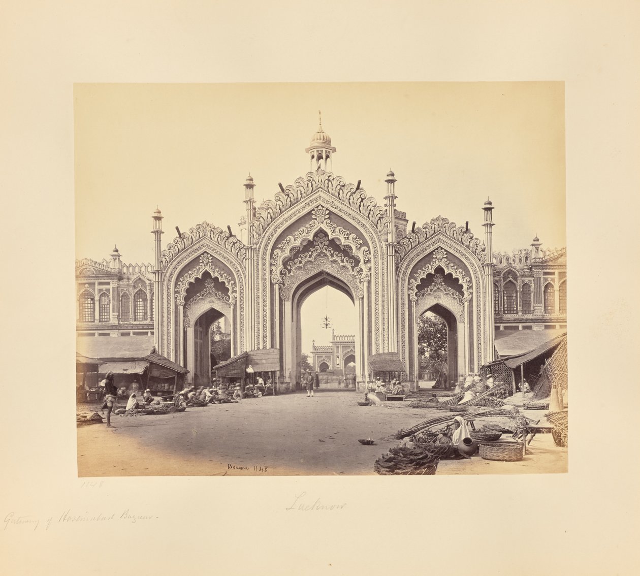 Lucknow; De poort van de Hooseinabad-bazaar door Samuel Bourne