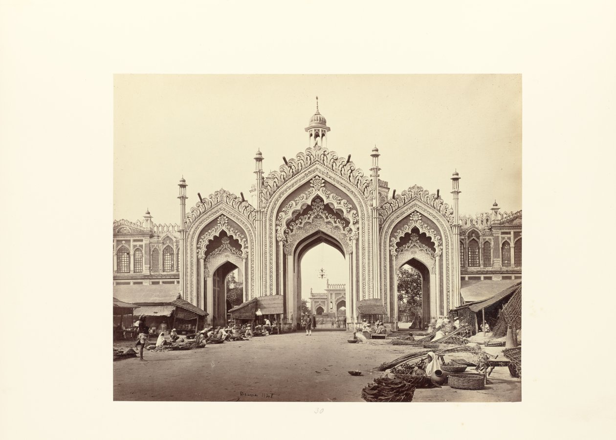 Lucknow; de poort van de Hooseinabad-bazaar door Samuel Bourne