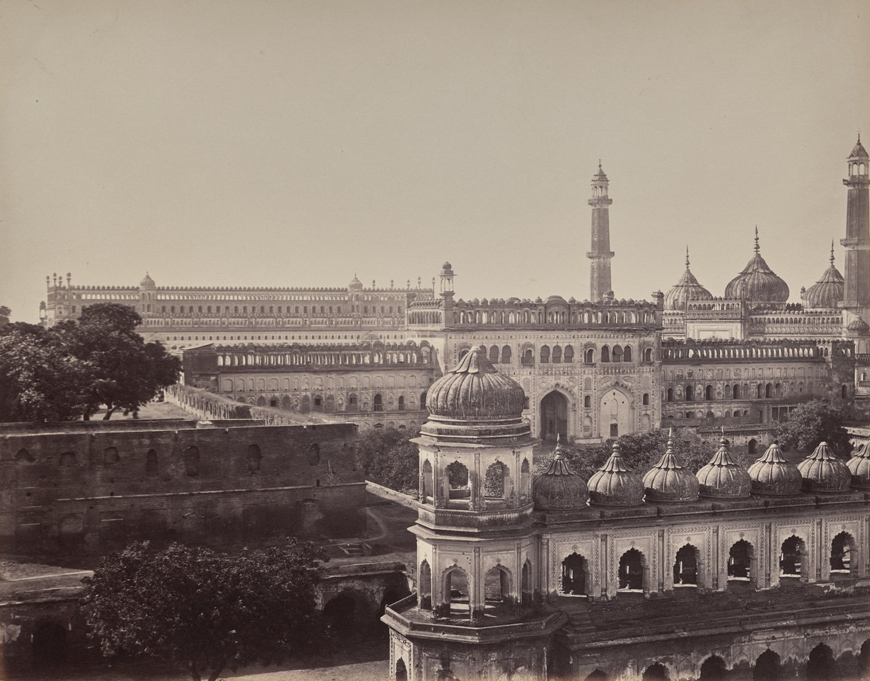 Lucknow. De Grote Imambara en moskee door Samuel Bourne