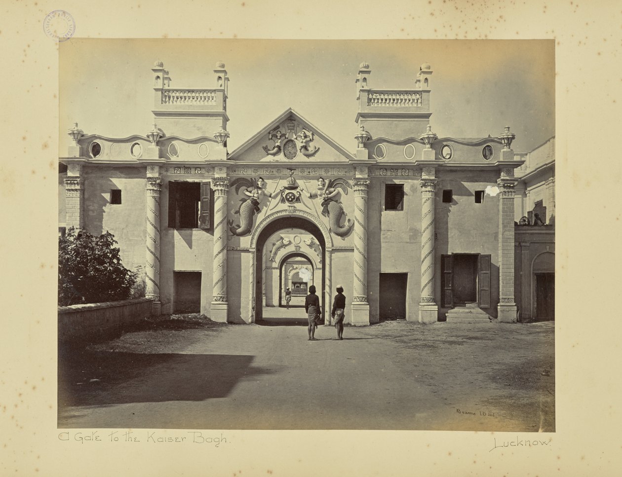 Lucknow; de Zeemeerminpoort, Kaiser Bagh door Samuel Bourne