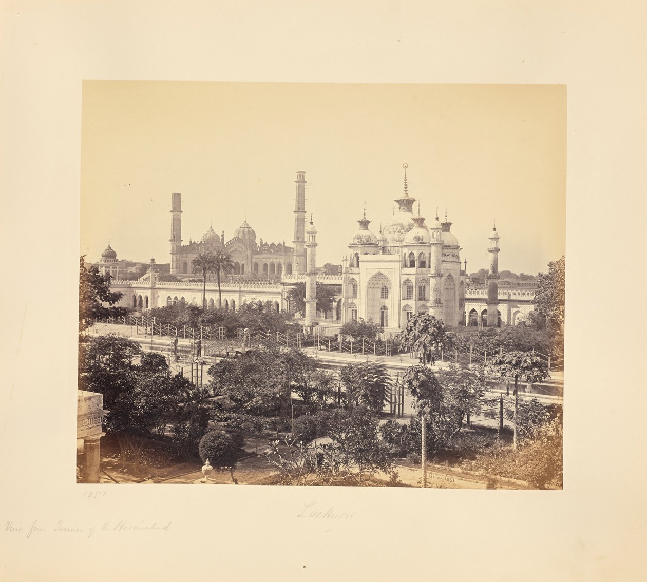 Lucknow; uitzicht vanaf het terras van de Hooseinabad Imambara door Samuel Bourne