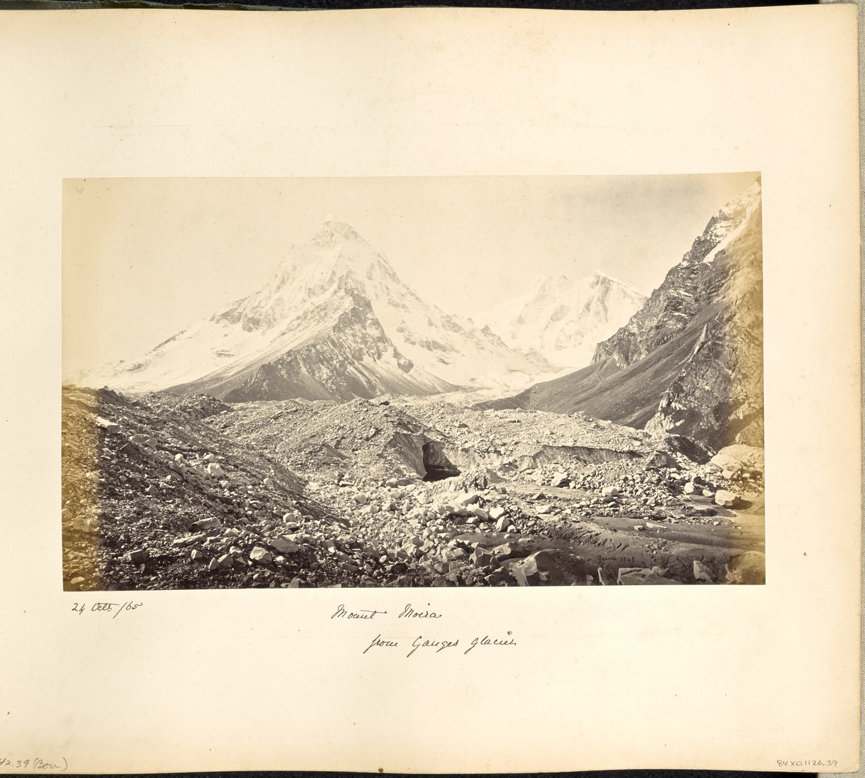 Mount Moira en andere besneeuwde toppen, gezien vanaf de gletsjer door Samuel Bourne
