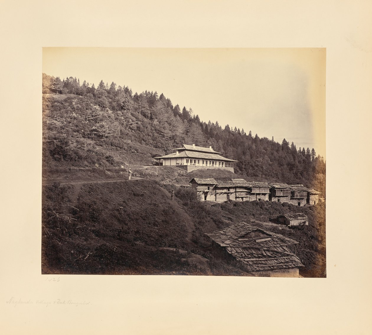 Narkunda; dorp en dak-bungalow door Samuel Bourne