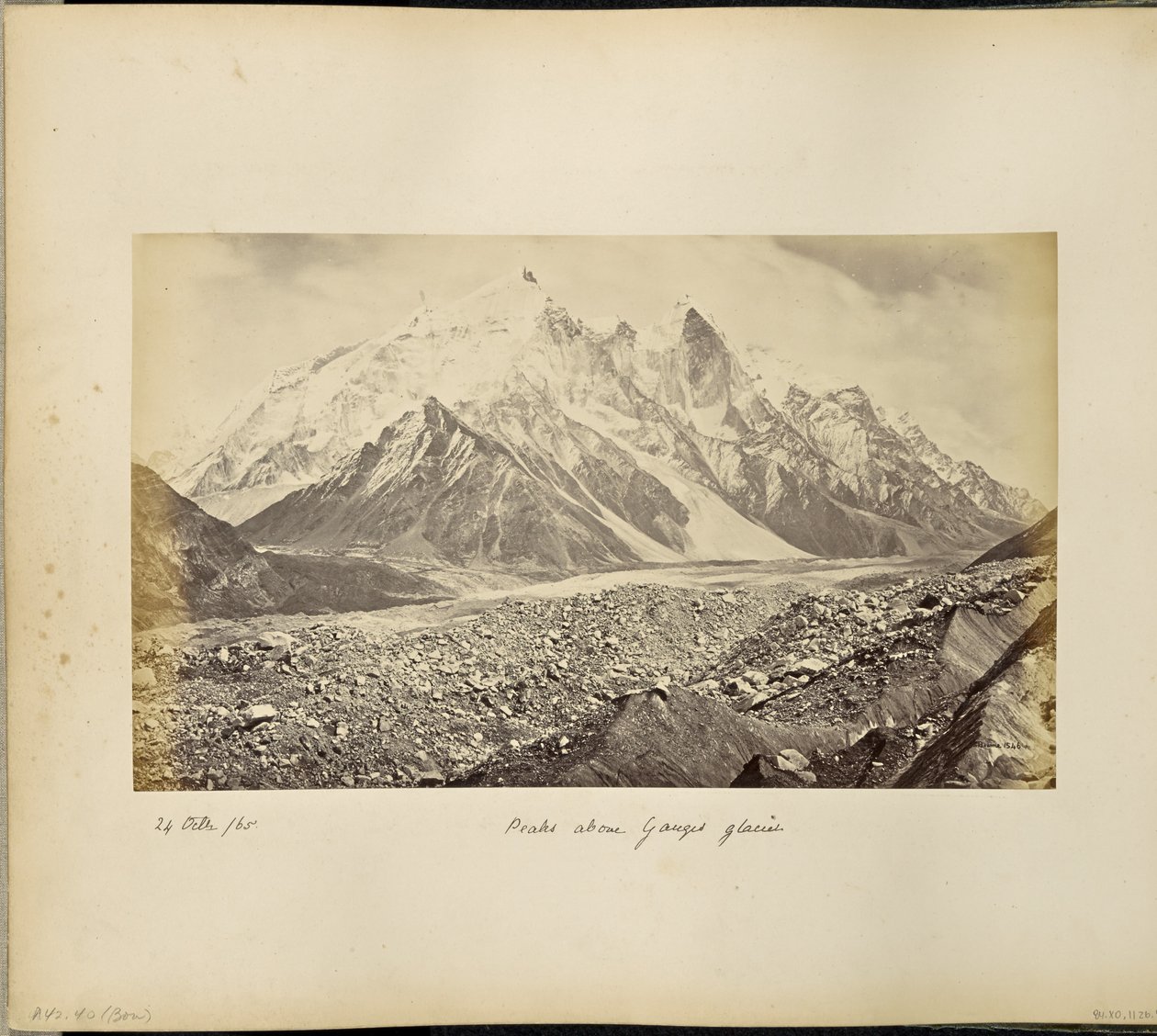 Reeks besneeuwde bergtoppen boven de Gangotri-gletsjer door Samuel Bourne