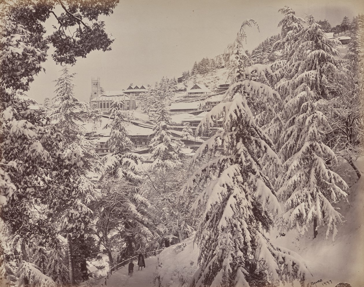 Shimla. Gezicht op de kerk vanaf Mount Jakko naar het westen met een deel van de Mall in de winter door Samuel Bourne