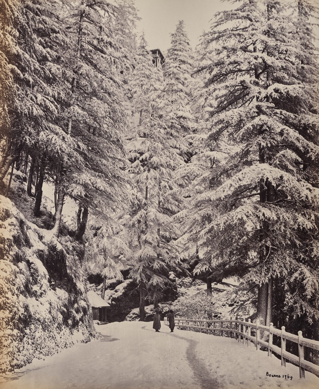 Shimla. Gezicht op de Mall in de winter door Samuel Bourne
