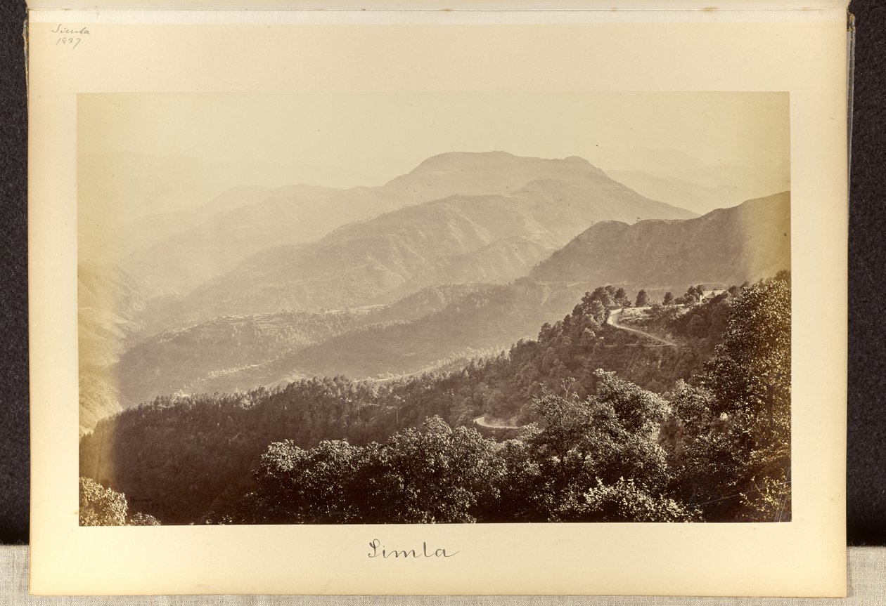 Simla; Tara Devi en de omliggende heuvels vanuit Boileaugunge door Samuel Bourne