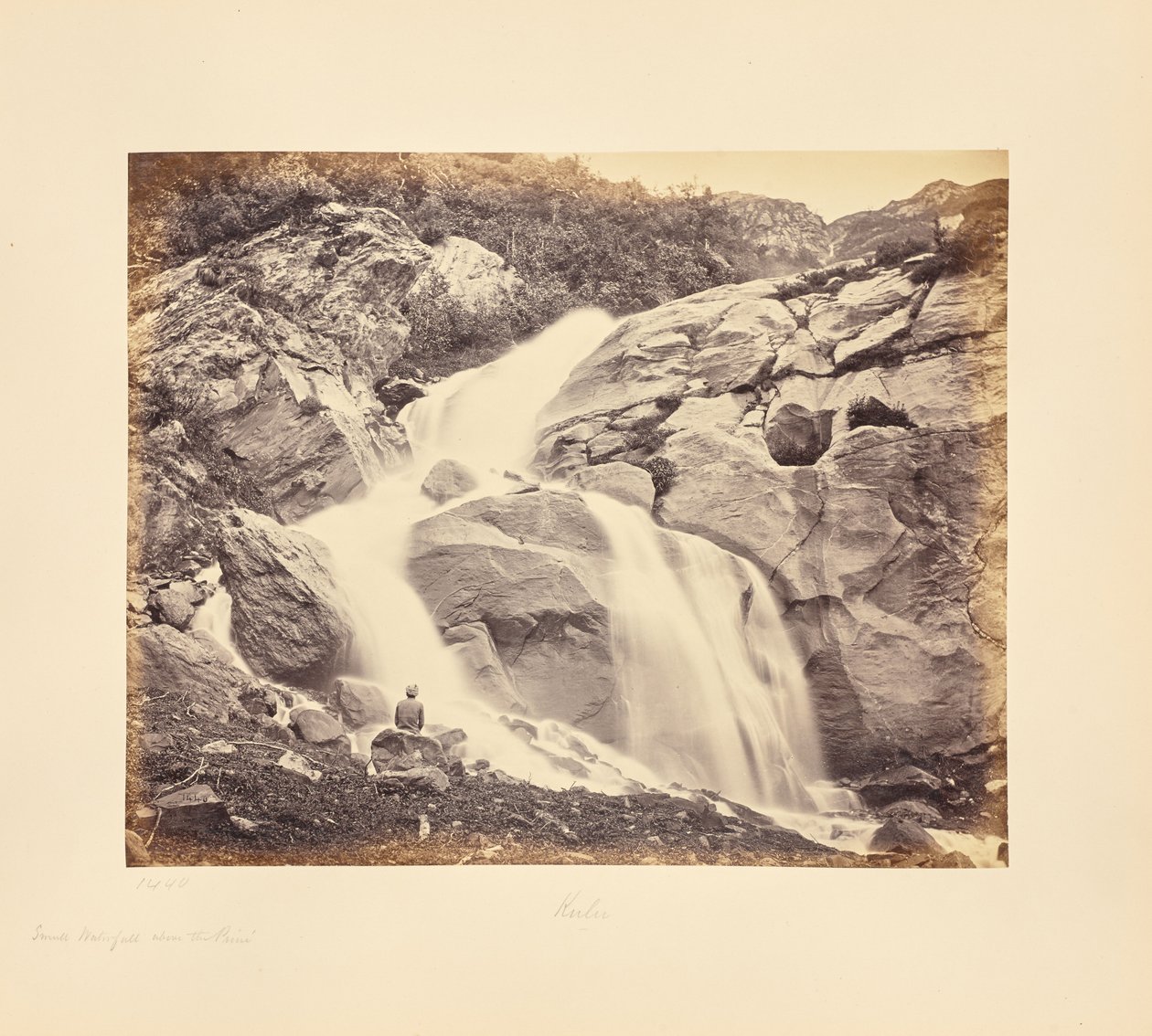 Kleine waterval boven Prini, Kulu door Samuel Bourne