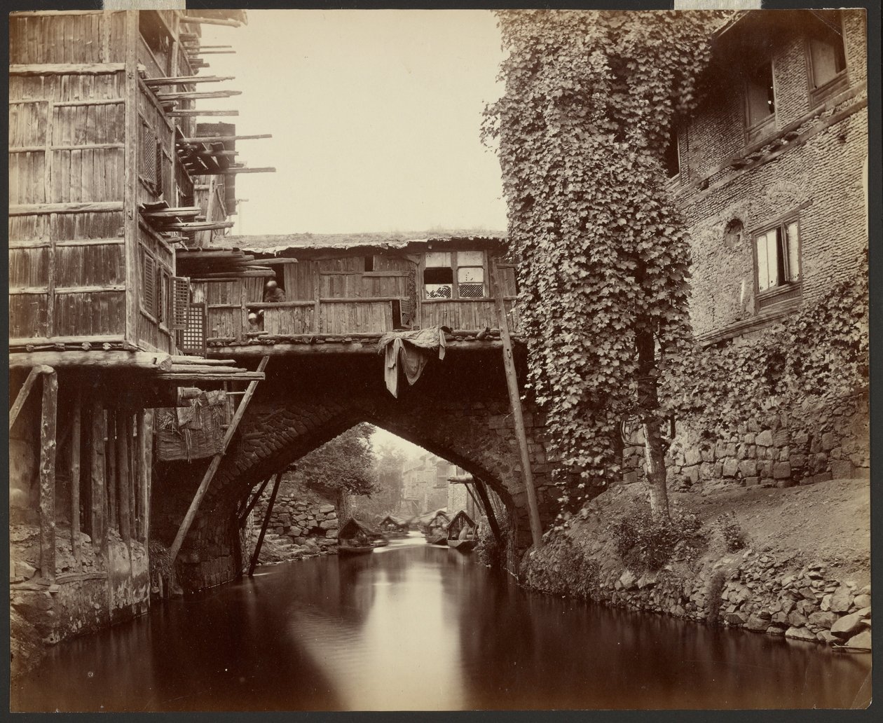 Srinagar; een brug over het Marqual-kanaal door Samuel Bourne