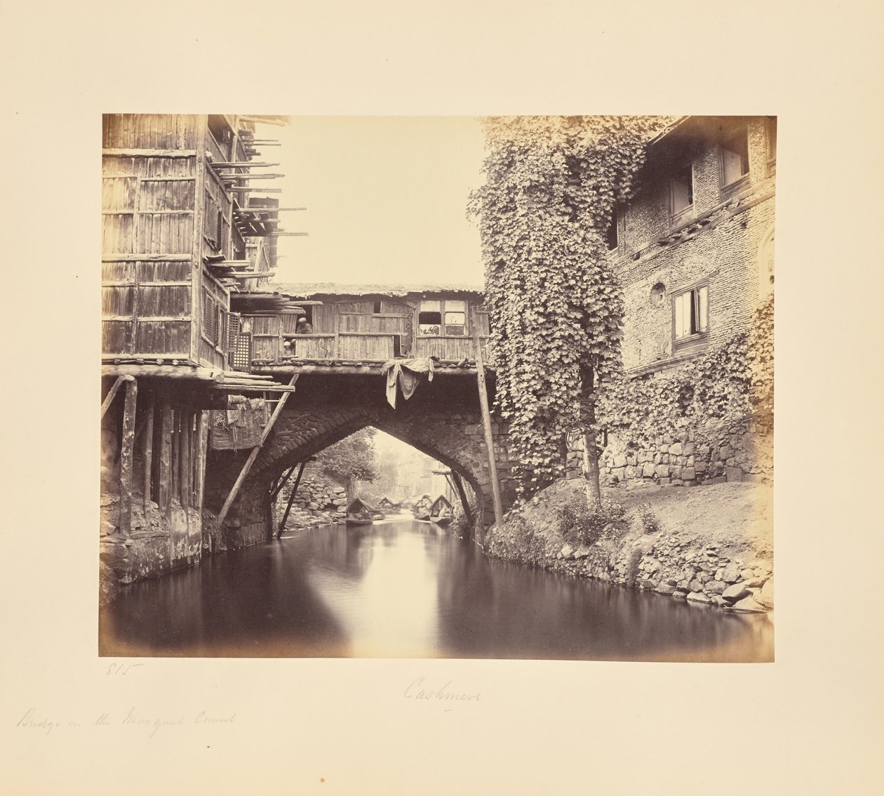 Srinagar; een brug over het Marqual-kanaal door Samuel Bourne