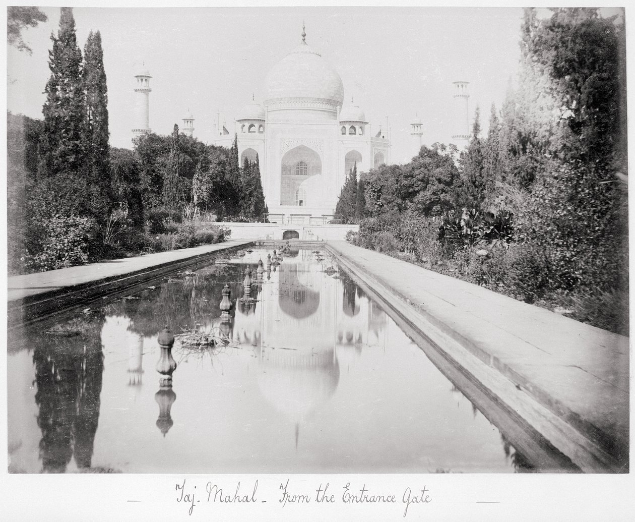 Taj Mahal, vanaf de toegangspoort door Samuel Bourne