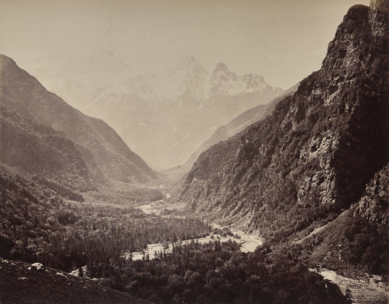 De hoge Himalaya. Gezicht op de vallei vanuit Fallaldasa met de Srikanta-pieken in de verte door Samuel Bourne