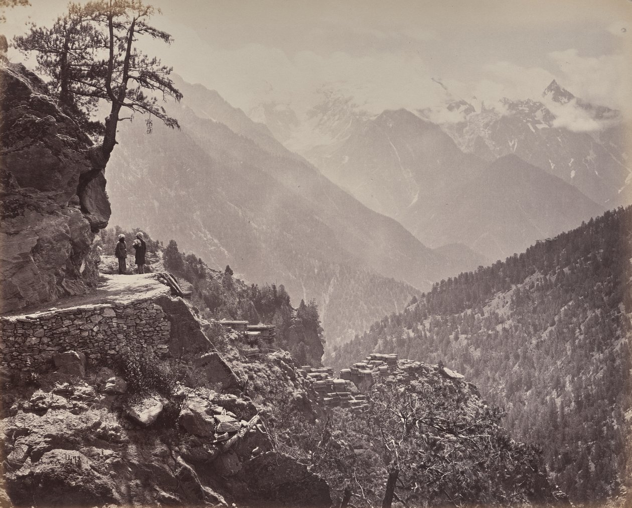 De hoge Himalaya. Gezicht op de nieuwe weg tussen India en China. Mount Pangi met de besneeuwde toppen van China in de verte door Samuel Bourne