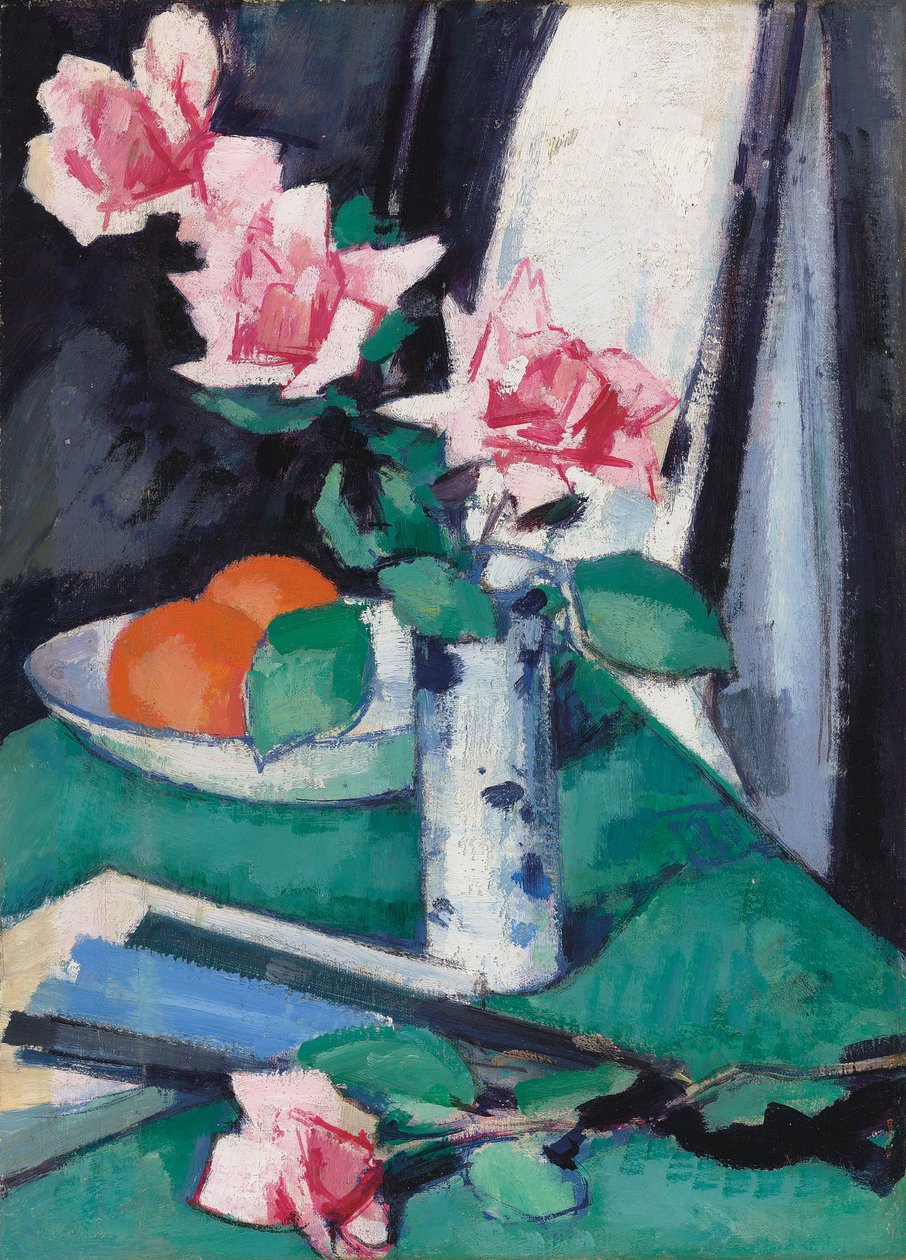 Stilleven met roze rozen en sinaasappels in een blauw-witte vaas door Samuel John Peploe
