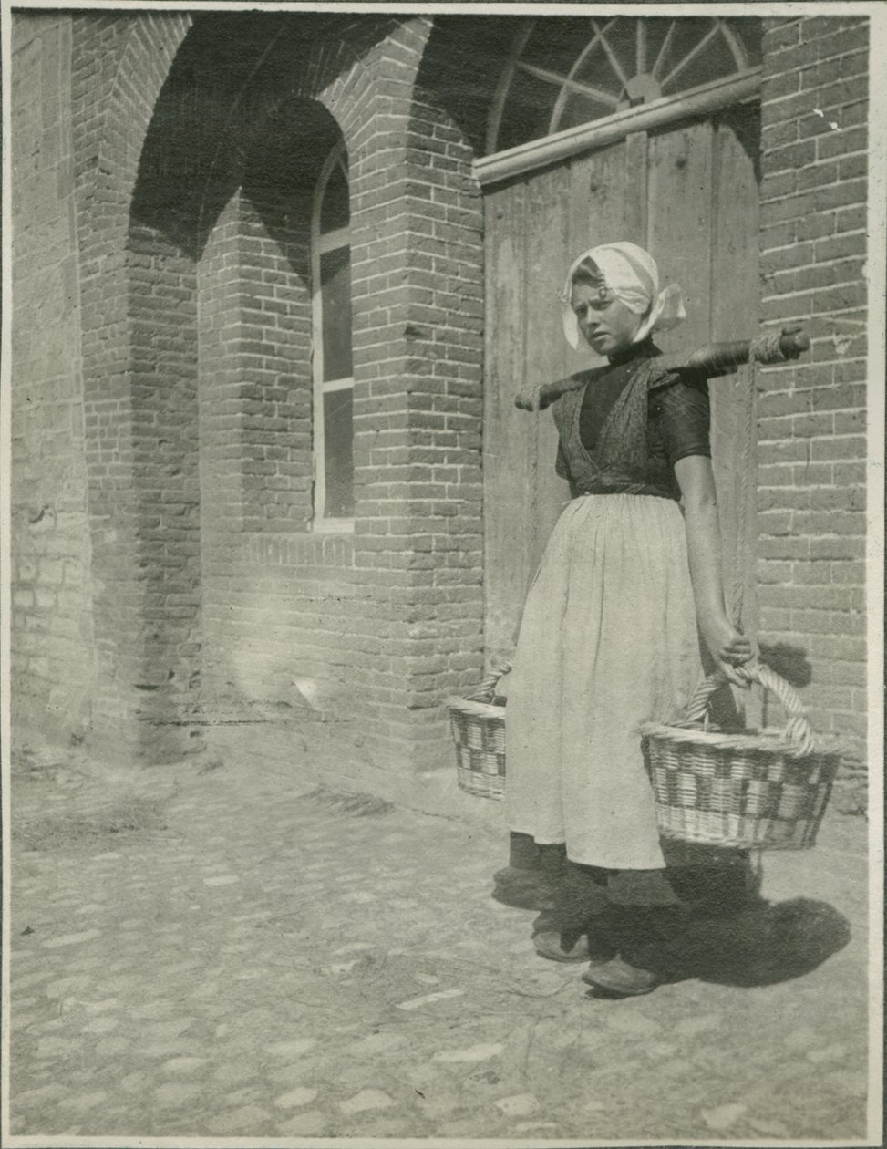 Vrouw met twee manden, Foto van Reizen in Europa en Noord-Afrika door Sarah Van Doren Shaw