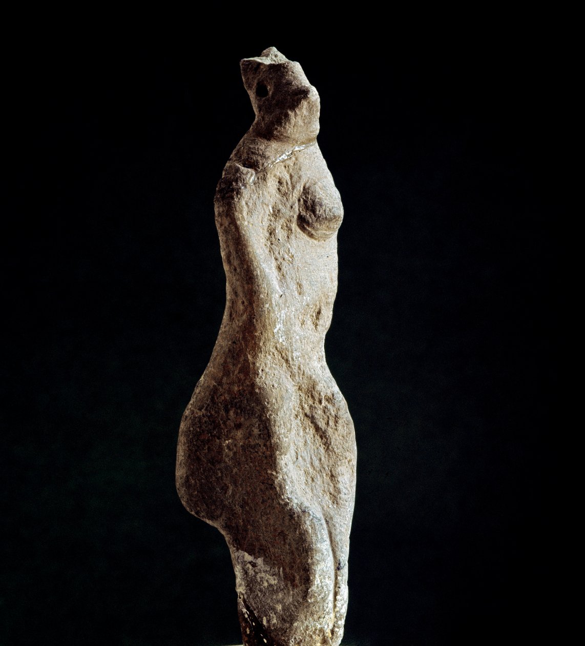 Nuragische cultuur (nuraghi) Sardinië: kalkstenen beeldje van Venus steatopigic (onderrugvorm) (Venus van Macomer), afkomstig uit Macomer, nabij Nuoro. Daterend uit de prenuragische periode (25e-18e eeuw v.Chr.) Eneolithisch. Cagliari, Museo Nazionale Arch door Sardinia Nuragic Civilization