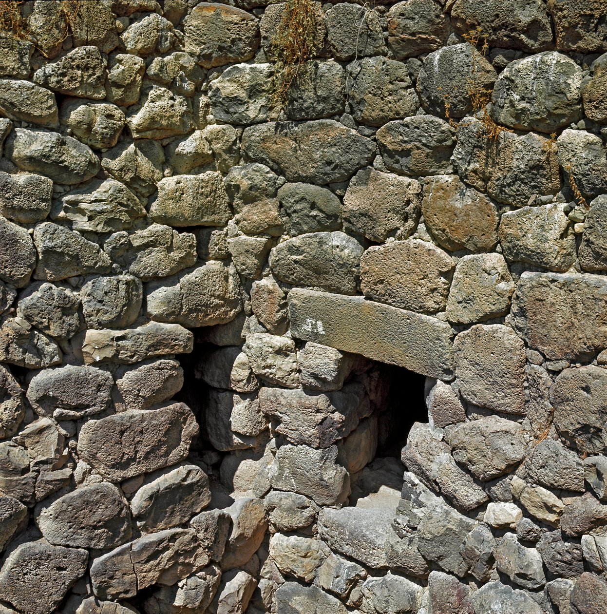 Nuragische cultuur (nuraghi) Sardinië: ruïnes van de nuragische stad van de megalitische site van Su Nuraxi: de koninklijke toren door Sardinia Nuragic Civilization