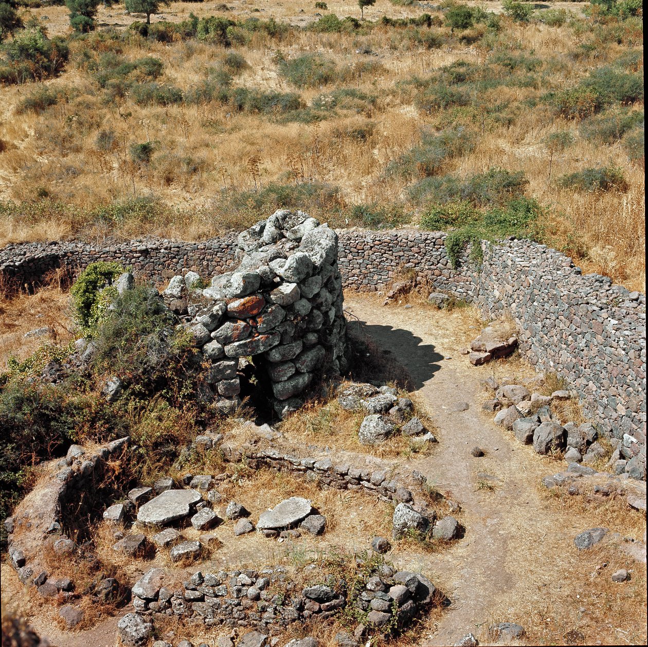 Nuragische cultuur: ruïnes van de nuragische stad op de megalithische site van Losa: een van de verdedigingstorens. 15e eeuw v.Chr. Abbasanta, Sardinië, Italië door Sardinia Nuragic Civilization