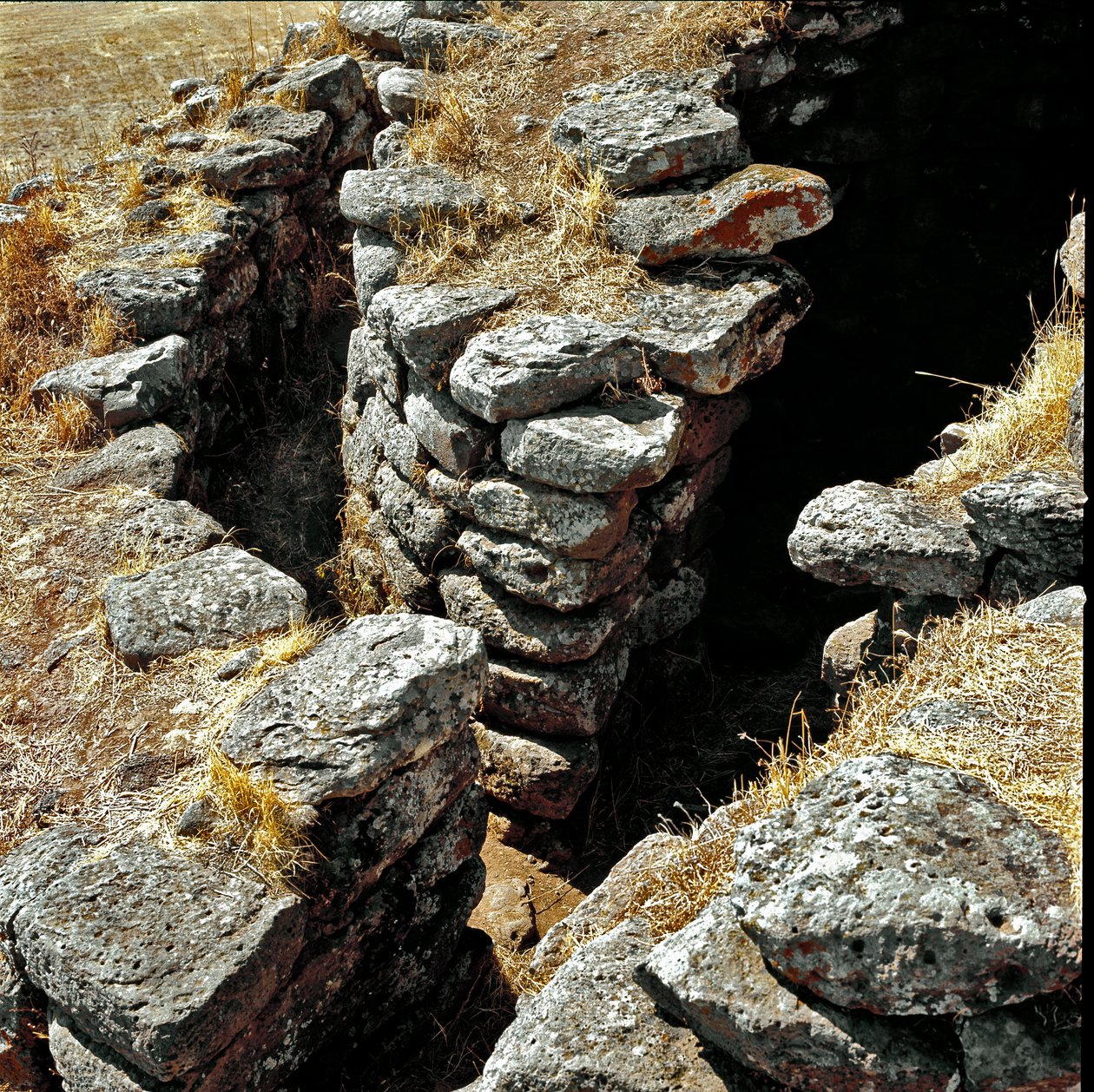 Nuragische cultuur (nuraghi) Sardinië: ruïnes van de nuragische stad op de megalitische site van Losa: een van de verdedigingstorens. 15e eeuw v.Chr. Abbasanta Sardinië Italië door Sardinia Nuragic Civilization
