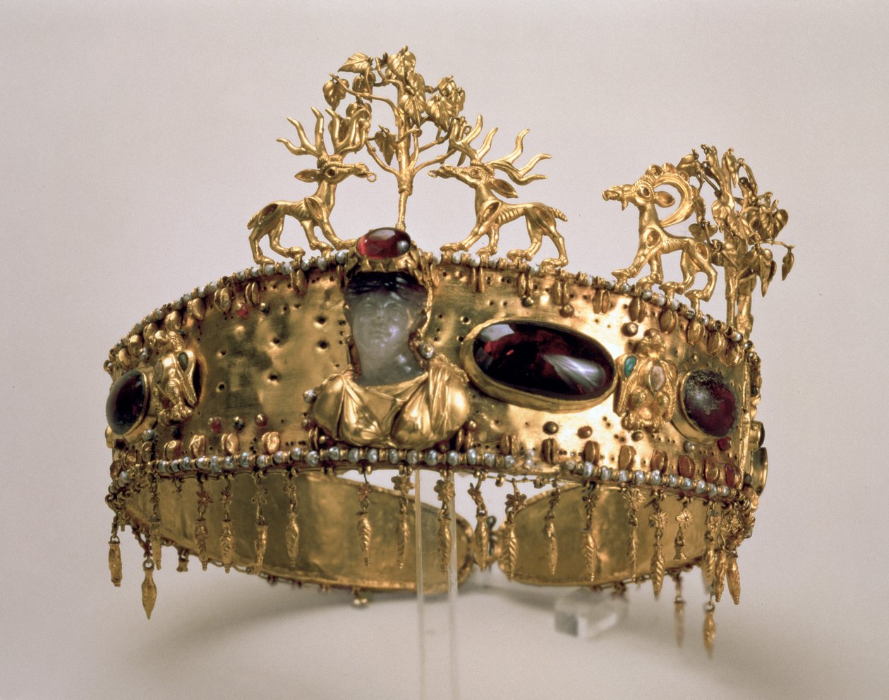 Diadeem, gevonden in de grafheuvel bij Khoklach (goud, turquoise, koraal, granaat, parel, glas en amethist) door Sarmatian