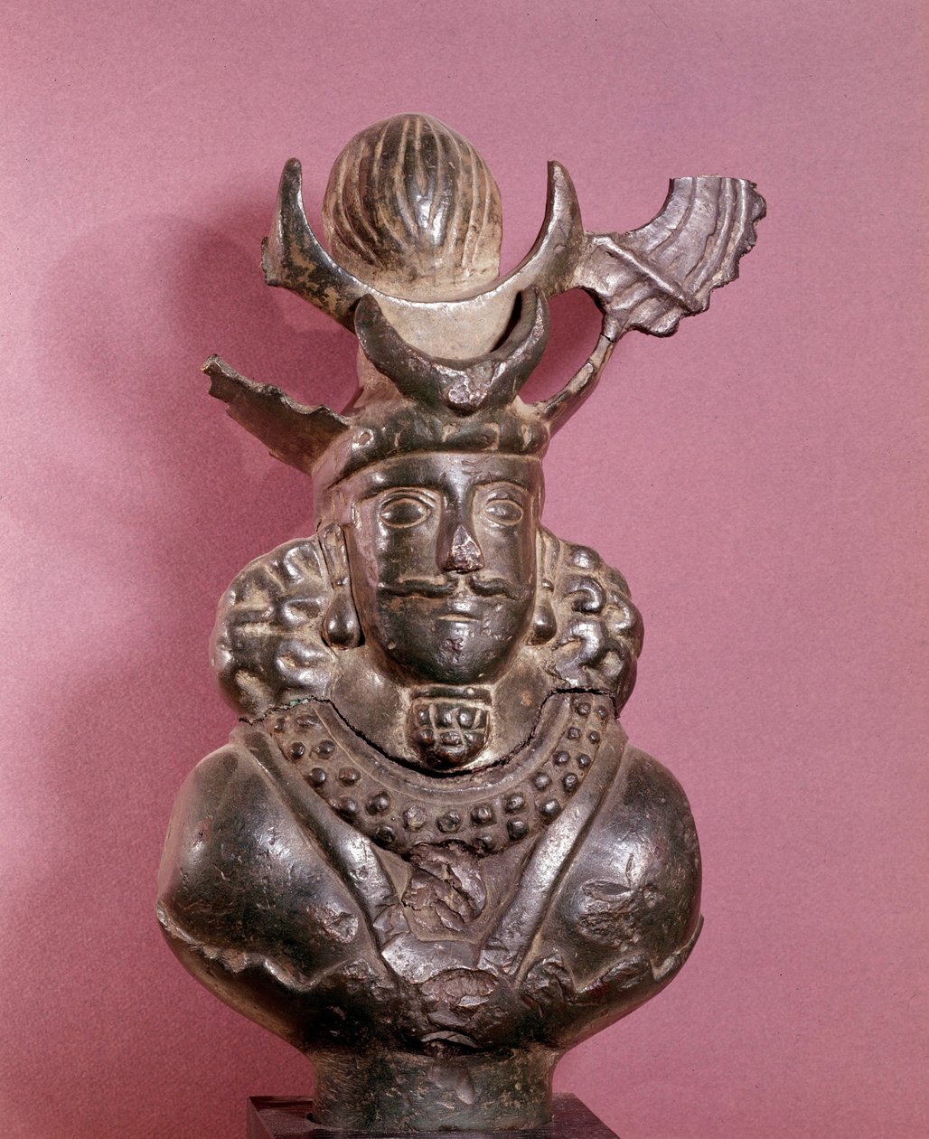 Borstbeeld van een Sassanidische koning in brons, hij draagt de koninklijke outfit, waarvan het kapsel met de bol ondersteund door maansikkels. 6e-7e eeuw. E. Borowski Collectie door Sasanian School