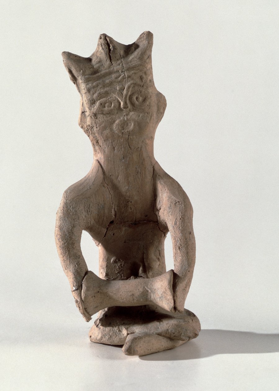Gekruiste figuur met een object dat vermoedelijk een trommel is, uit Susa, Iran, 4e-6e eeuw AD (been) door Sasanian School