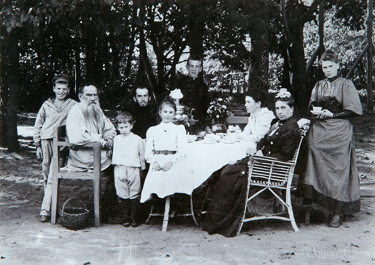De familie van de Russische auteur Leo Tolstoy, eind 19e of begin 20e eeuw door Scherer Nabholz and Co