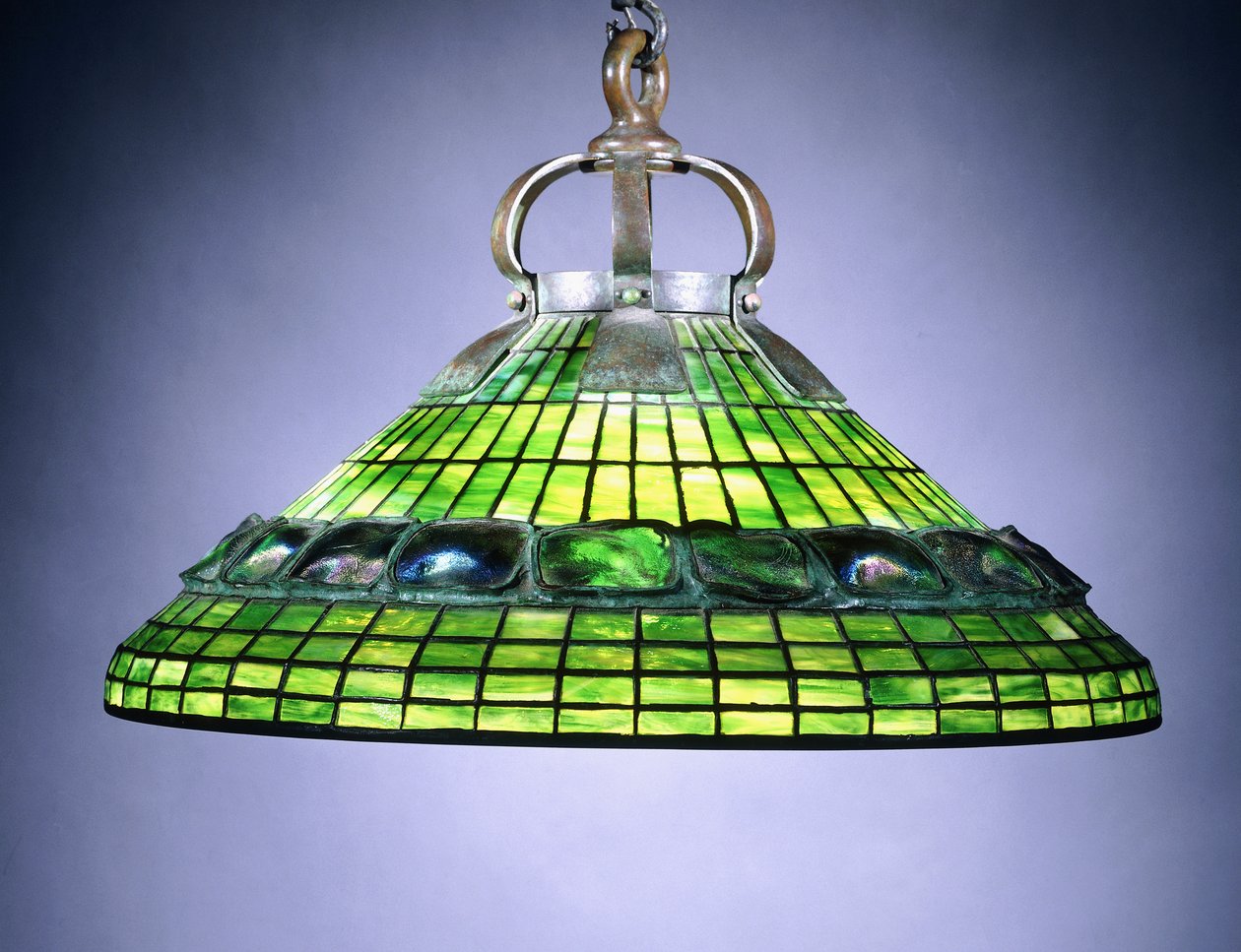 Een Glas-in-loodschildpadtegel en Bronzen Kroonluchter door School American